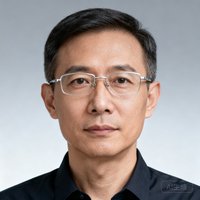 广州恒泰精密注塑有限公司厂长黄建明的头像照片，一位戴银框眼镜的中年技术型管理者，面容清瘦，神情专注认真